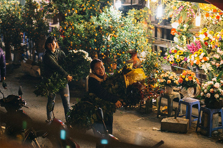 Familiar Customers and Visitors at Quang Ba flower market