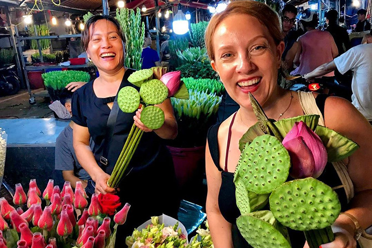 Friendly atmosphere at Quang Ba Flower market