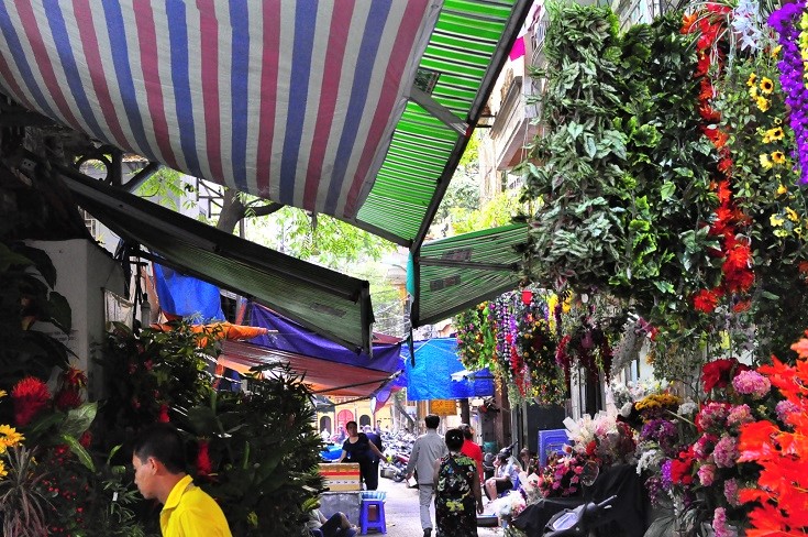 Activity near Hang Bac street