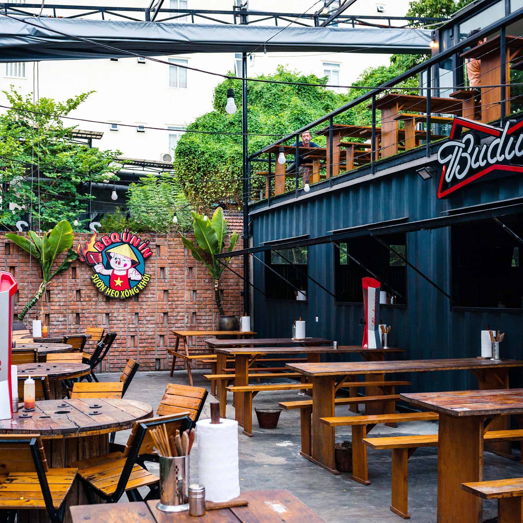 Architecture and decor of BBQ Un In restaurant