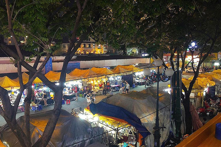 Ben Thanh market vendors from above