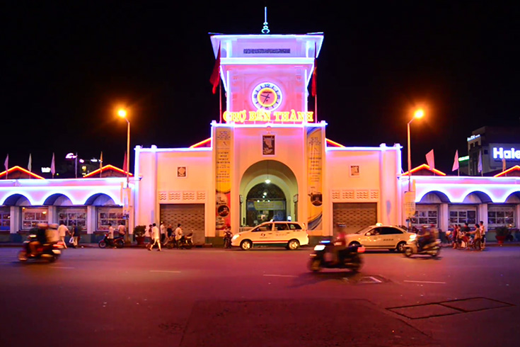 Chill out at Ben Thanh night market
