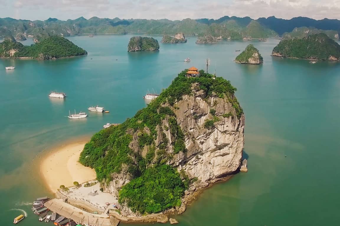 Best time to climb in Halong bay