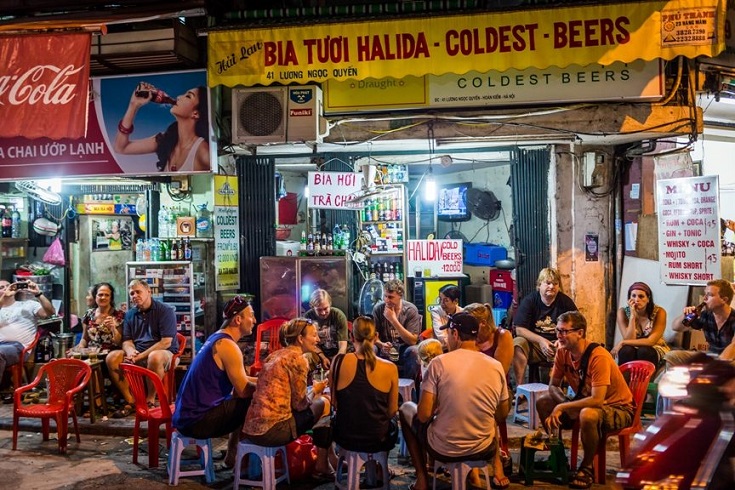 Chat with friends at Bia Hoi Corner