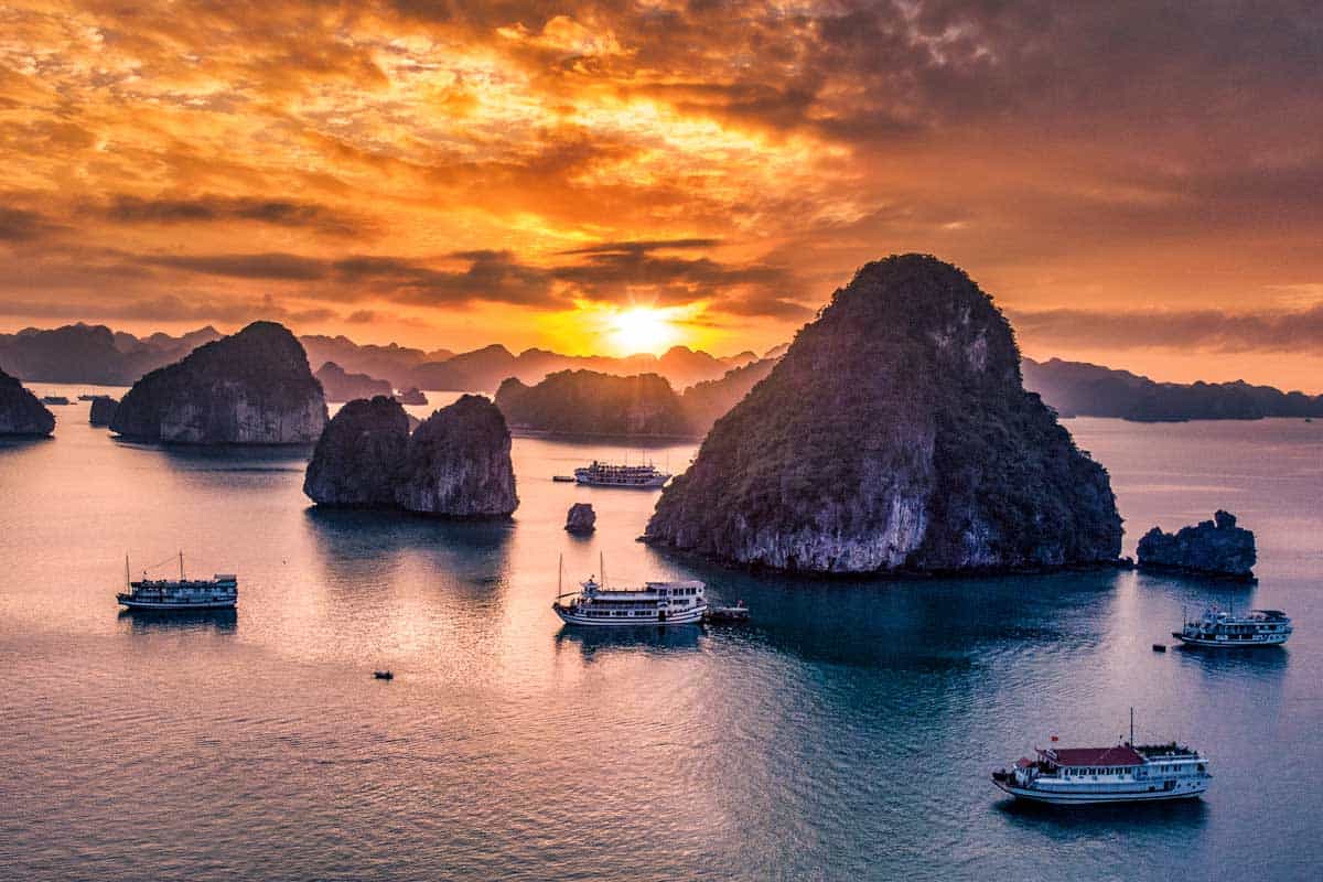 Cruise Halong Bay in March-April