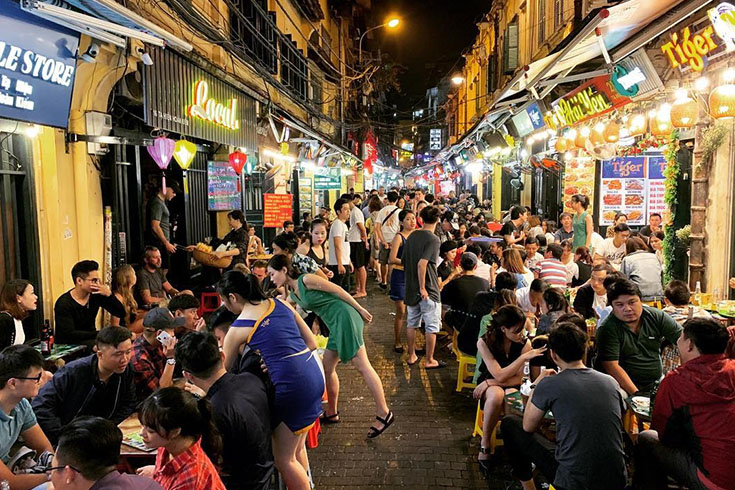 Drink beer at Bia Hoi Junction
