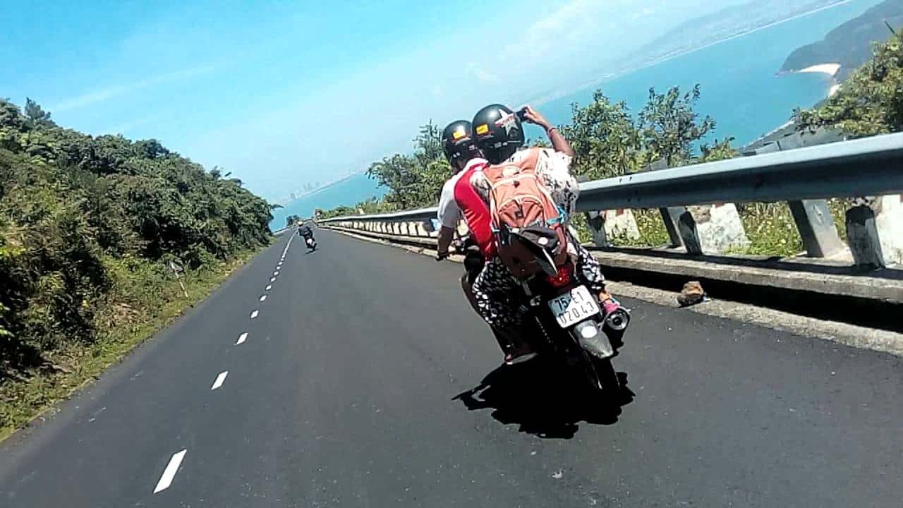 hai-van-pass-racer