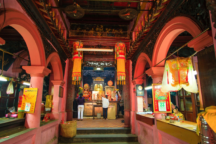 Jade Emperor Pagoda interiors