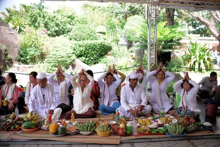 Offering at Po Nagar Festival