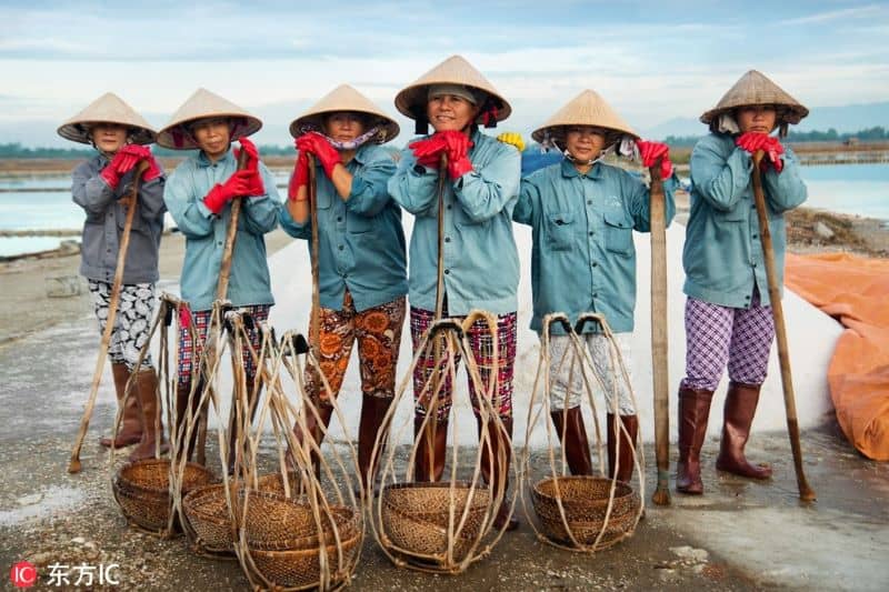 Salt workers in Hon Khoi 1