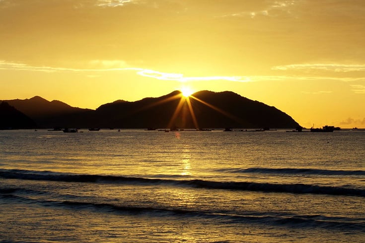 Sunrise at Dai Lanh beach