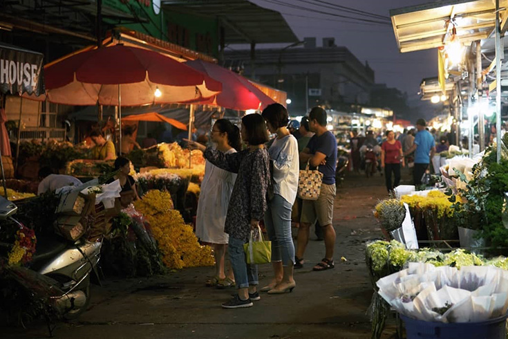 Visiting Quang Ba night flower market
