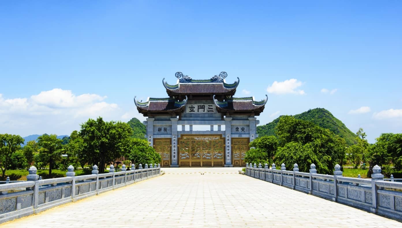 Wander Bai Dinh pagoda 