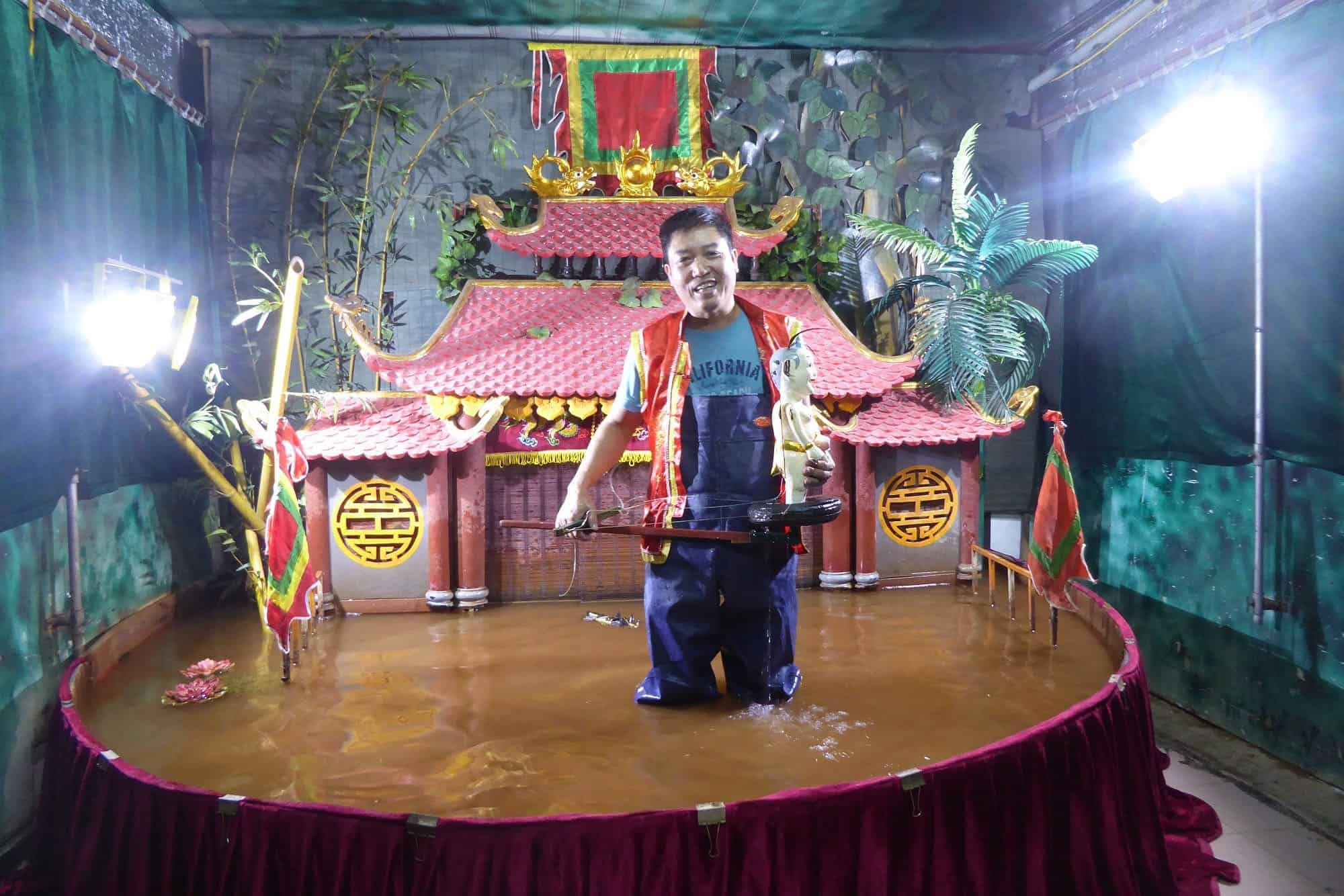 water puppet performs with live music in Thang Long theatre