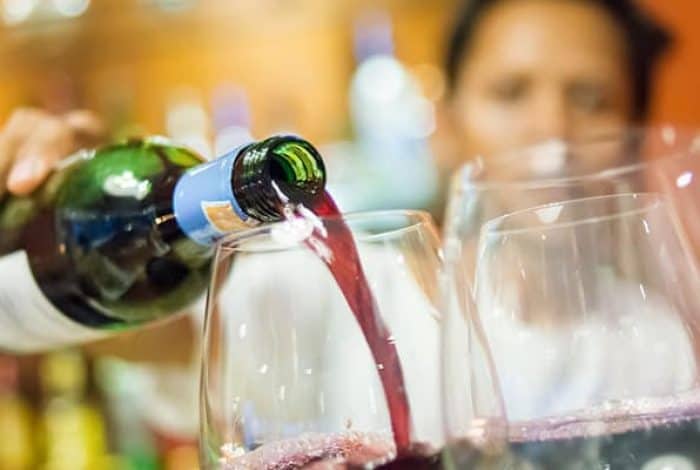 White Marble Wine Bar: Ideal for an Enjoyable Hoi&hellip;