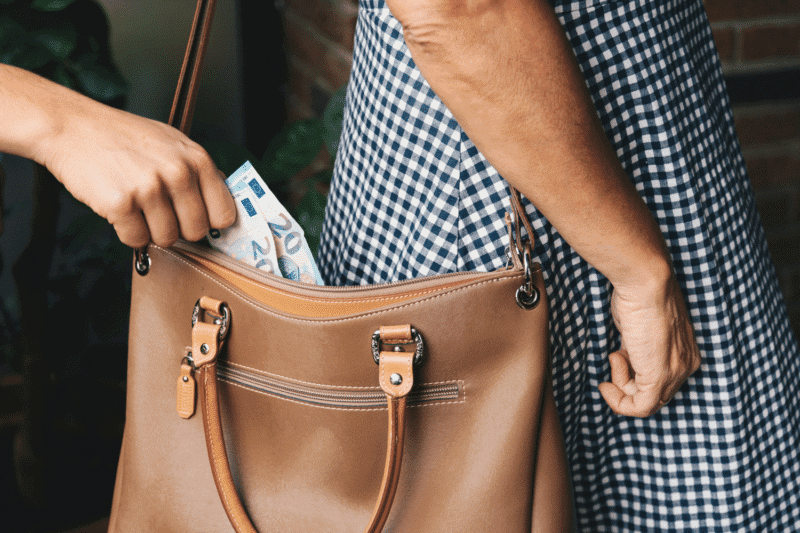 Hanoi Scams Pick Pocket